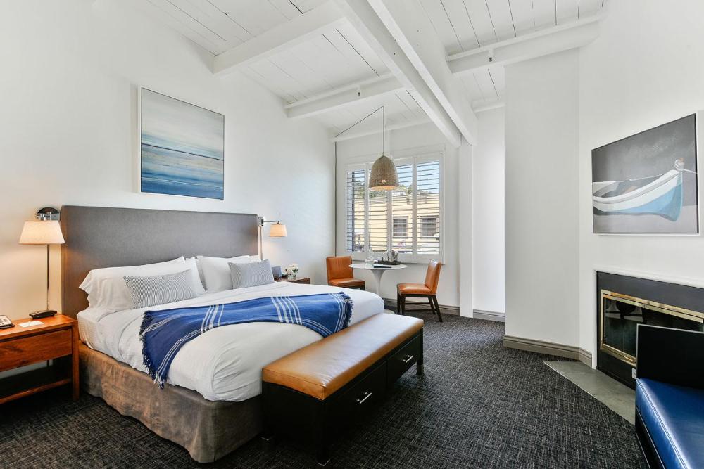 Deluxe King Room interior